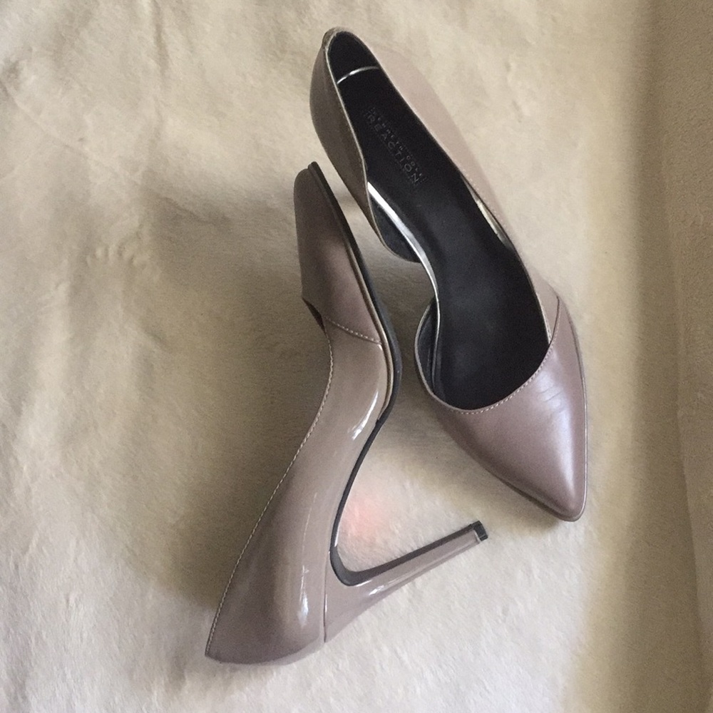 Kenneth Cole Reaction Beige Heel Pumps.